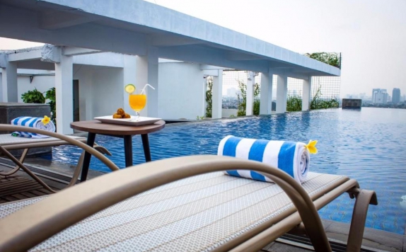 Swimming pool di Azana Suite Hotel Antasari