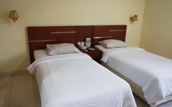 guest room twin bed di Azza Hotel Palembang
