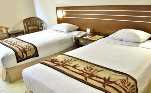 guest room twin di Bahari Inn Tegal