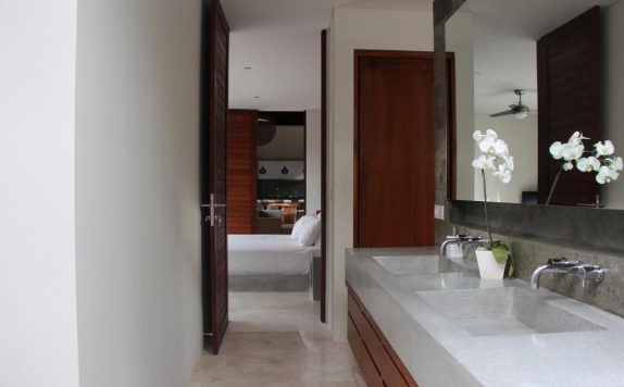 Tampilan Bathroom Hotel di Bale Mandala Villas