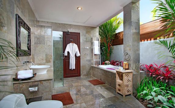 Bathroom di The Bale Tokek Villa