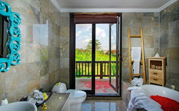 Bathroom di The Bale Tokek Villa