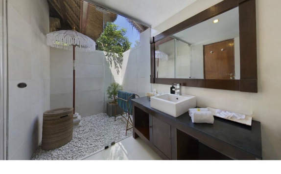 Tampilan Bathroom Hotel di Bali Agung Village Hotel