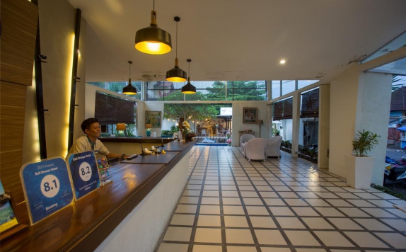Receptionist di Bali Breezz Hotel