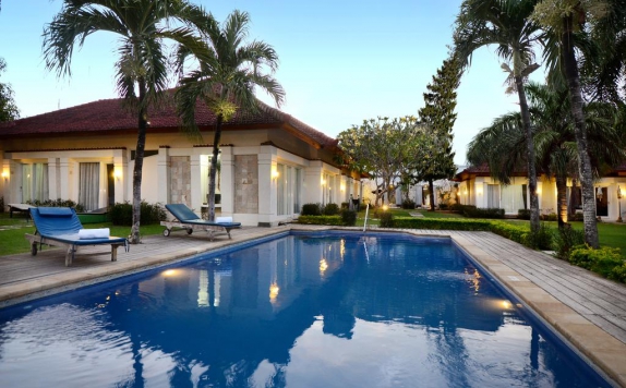 Swimming Pool di Bali Breezz Hotel