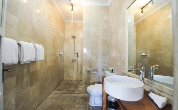 bathroom di Bali Court Hotel & Apartment