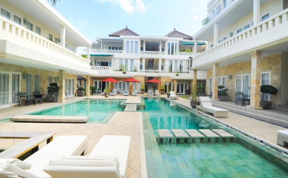 Kolam Renang di Bali Court Hotel & Apartment