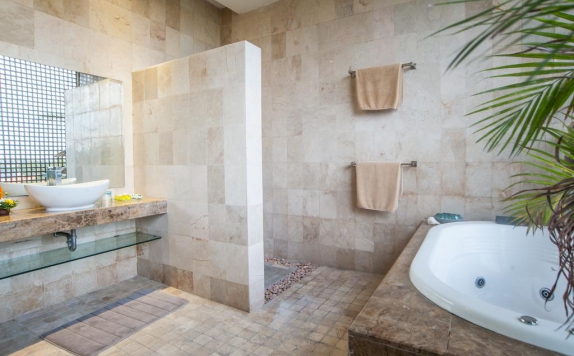 Bathroom di Bali Mystique Hotel and Apartments