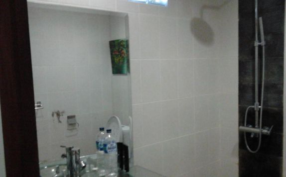 Bath room di Bali Senia Hotel