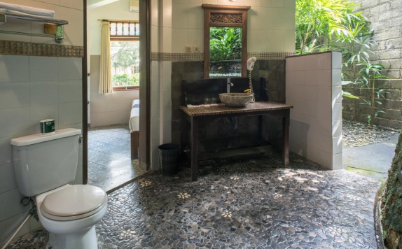 Bathroom di Bali Spirit Hotel & Spa