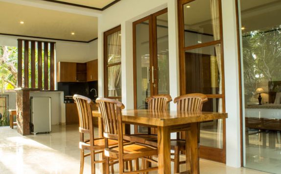 Dining Area & Kitchen di Bali Suksma Villa Nyuh Kuning