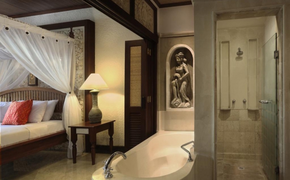 Bathroom di Bali Tropic Resort & Spa