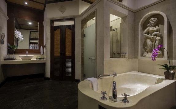 Bathroom di Bali Tropic Resort & Spa