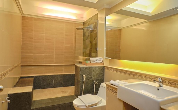Tampilan Bathroom Hotel di Bali World Hotel