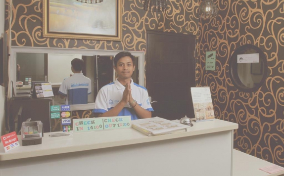 Receptionist di Bantal Guling Guesthouse Trans