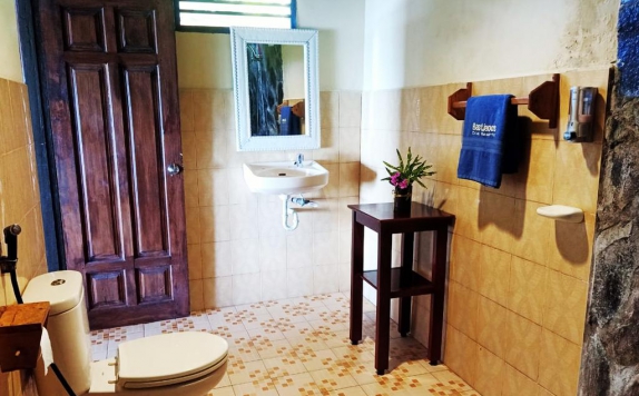 Tampilan Bathroom Hotel di Bastianos Bunaken Dive Resort