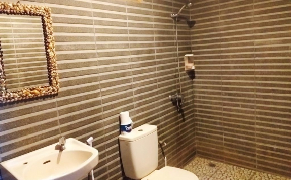 Bathroom di Bastianos Lembeh Dive Resort