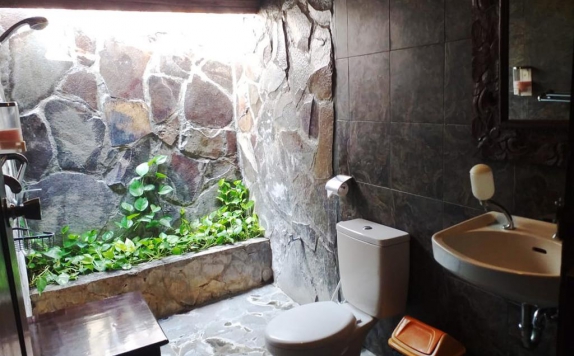 Tampilan Bathroom Hotel di Bastianos Lembeh Dive Resort