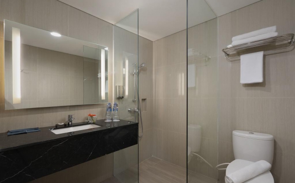 Tampilan Bathroom Hotel di BATIQA Hotel Darmo