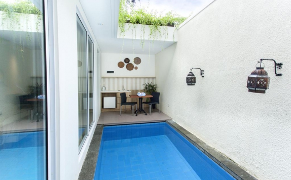 Outdoor Pool Hotel di Benoa Sea Suite and Villas