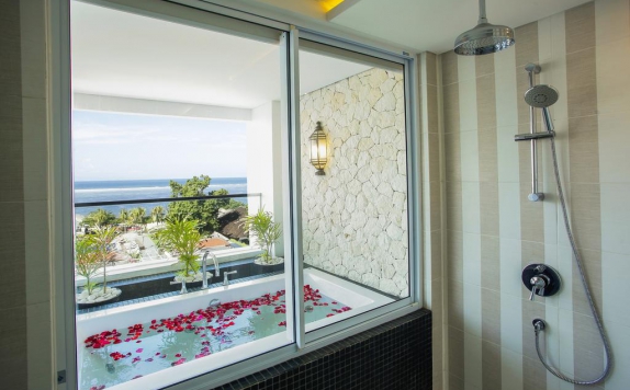 Tampilan Bathroom Hotel di Benoa Sea Suite and Villas