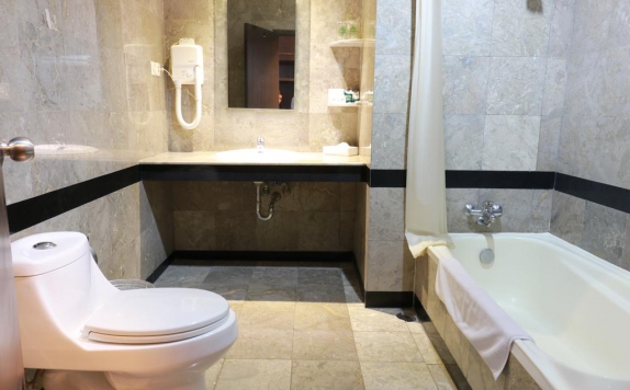 Bathroom di Bentani Hotel & Residence
