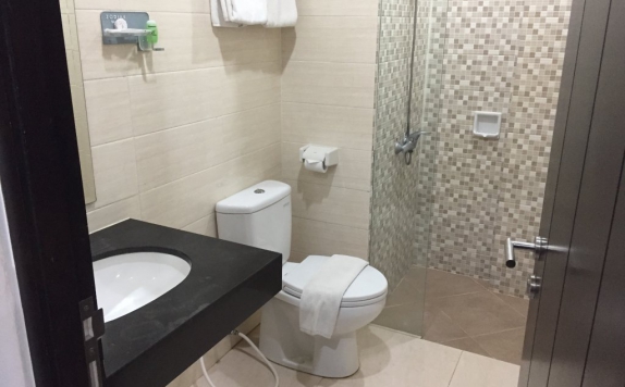 Bathroom di Best Hotel Kedungsari