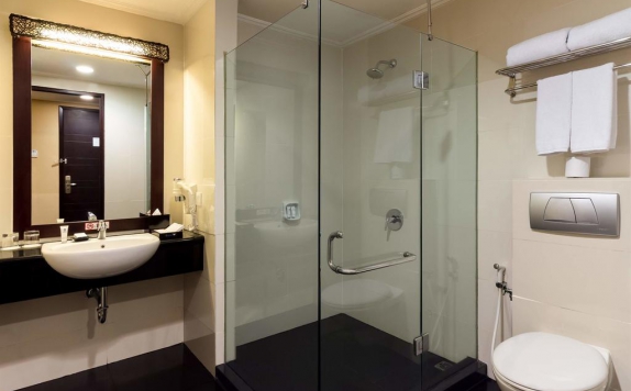 Tampilan Bathroom Hotel di Best Western Mangga Dua Hotel & Residence