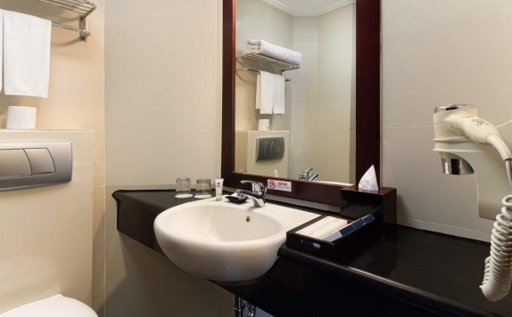 Tampilan Bathroom Hotel di Best Western Mangga Dua Hotel & Residence