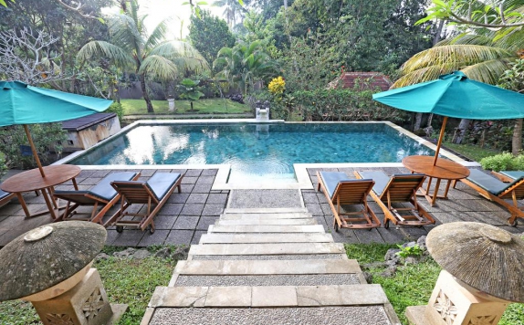 swiming pool di Bhanuswari Resort Spa