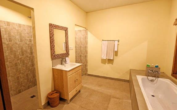 Tampilan Bathroom Hotel di Bhanuswari Resort Spa