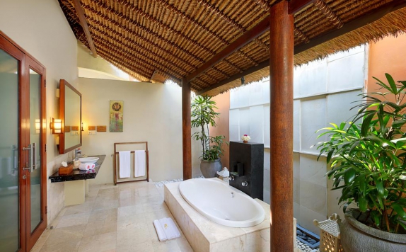 Tampilan Bathroom Hotel di Bhavana Private Villas Seminyak