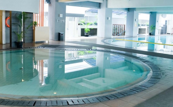 Swimming Pool di Bidakara Grand Savoy Homann Hotel