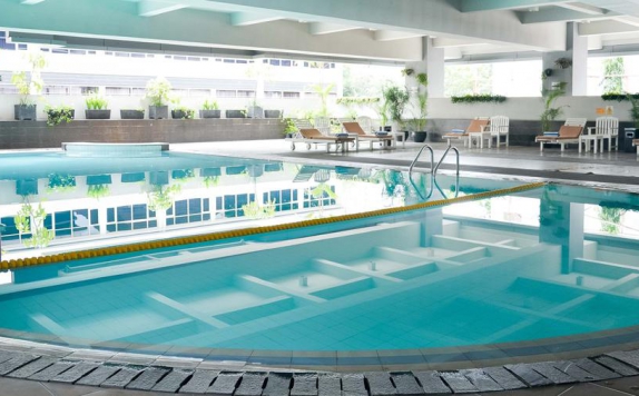 Swimming Pool di Bidakara Grand Savoy Homann Hotel