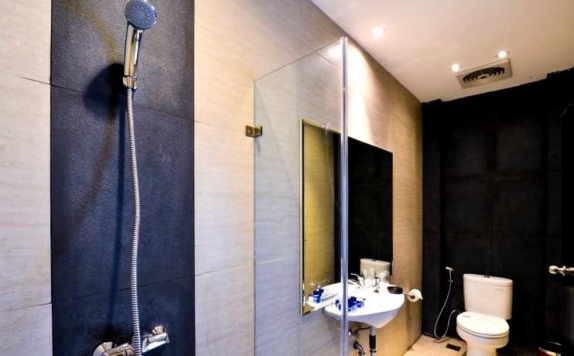 Bathroom di BIG Hotel (Serela Kartini)