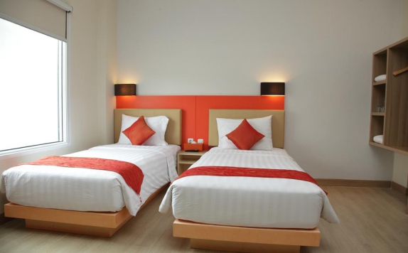 guest room twin bed di BIG Hotel (Serela Kartini)