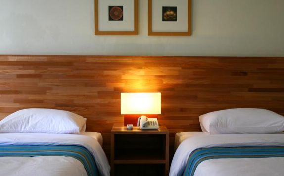guest room twin bed di Billiton Hotel Belitung