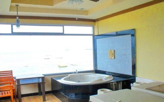 bathroom di Bintan Cabana Beach Resort