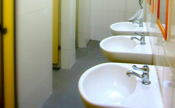 Tampilan Bathroom Hotel di Bintan Hostel