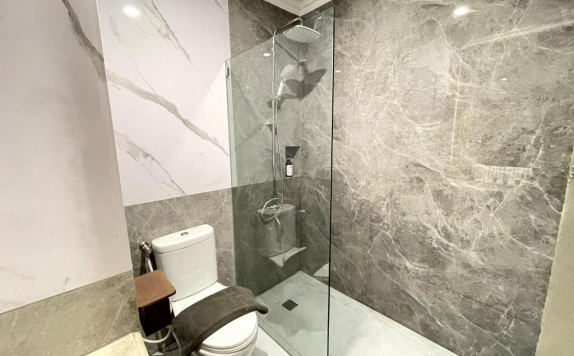 Bathroom Hotel di Bisanta Bidakara Hotel
