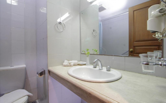 Bathroom Hotel di Bisanta Bidakara Hotel