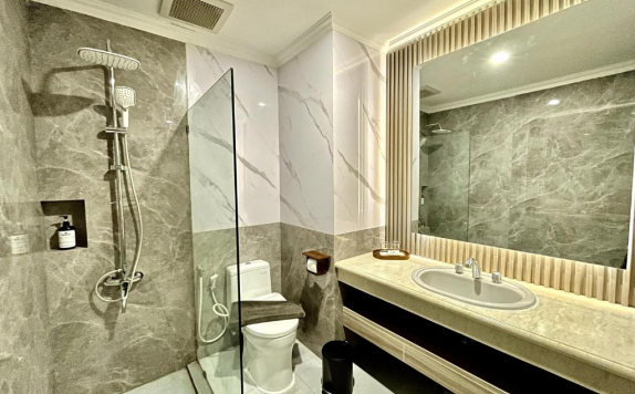 Bathroom Hotel di Bisanta Bidakara Hotel