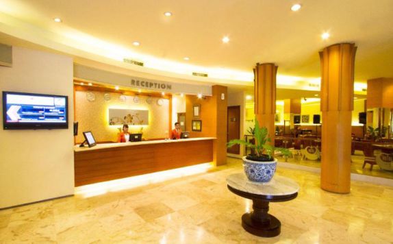 Receptionist di Bisanta Bidakara Hotel
