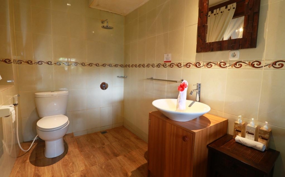 Tampilan Bathroom Hotel di Bisma Cottages Ubud