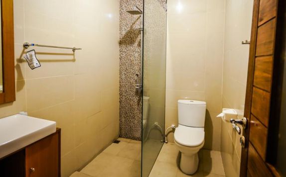 Bathroom di Bisma Sari Resort Ubud