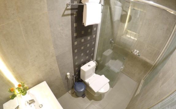 Bathroom di Biz Boulevard Hotel by Prasanthi