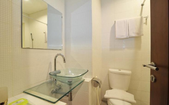 Bathroom di Bliss Soetta Hotel Semarang