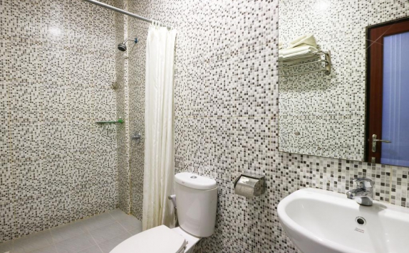Bathroom di Blitz Hotel Batam