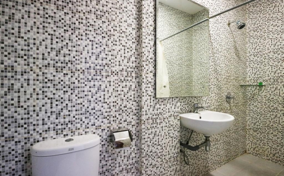 Bathroom di Blitz Hotel Batam