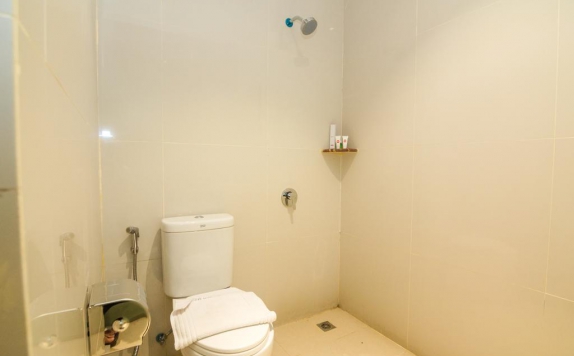 Tampilan Bathroom Hotel di Blitz Hotel Batam Centre